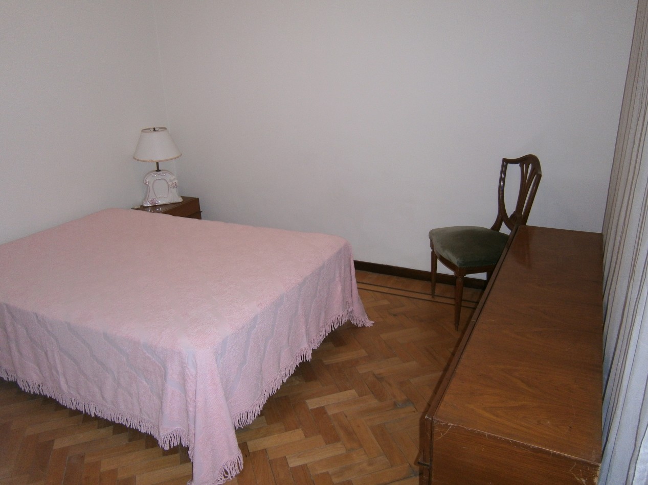 Vivienta 3 ambientes en PB a la calle con local