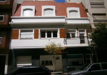 Vivienta 3 ambientes en PB a la calle con local
